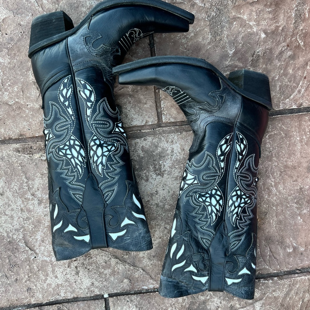 Stylish Black and White Western Heeled Boots - Picture 8 of 16